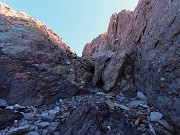 26 Sul sent. 232 agganciato ultimo strappo tra rocce di verrucano lombardo per il Passo di Valsanguigno W